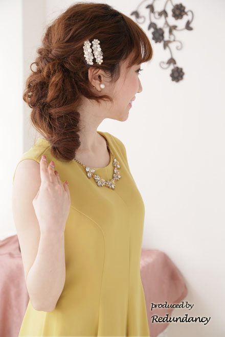 イエローのネックレス付きフィットアンドフレアドレス