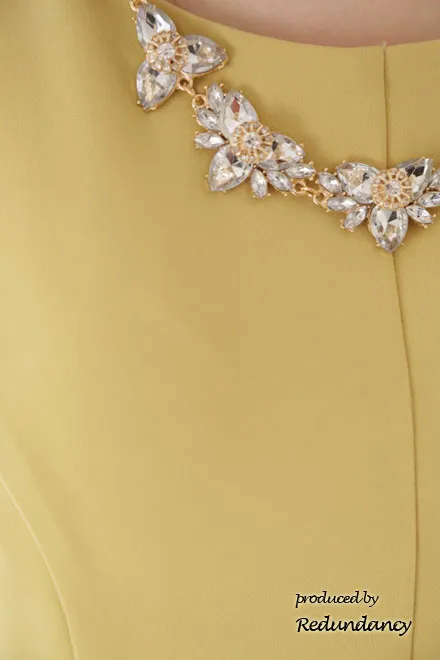 イエローのネックレス付きフィットアンドフレアドレス