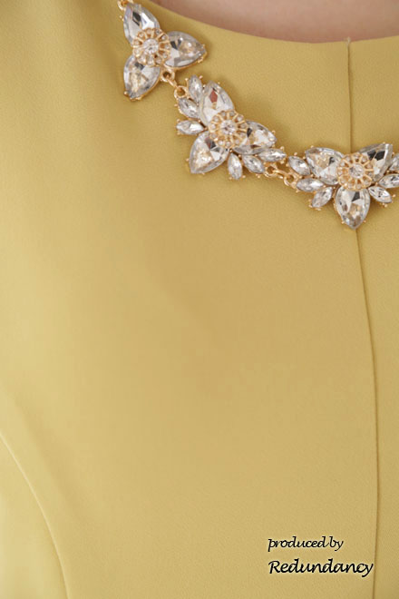 イエローのネックレス付きフィットアンドフレアドレス