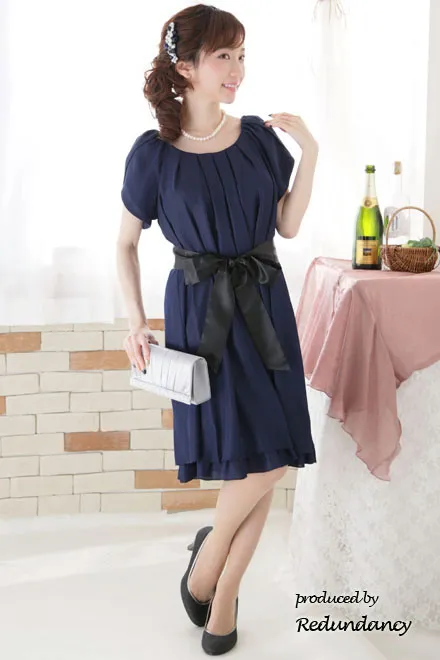 ネイビーのウエストリボン付きシマープリーツドレス