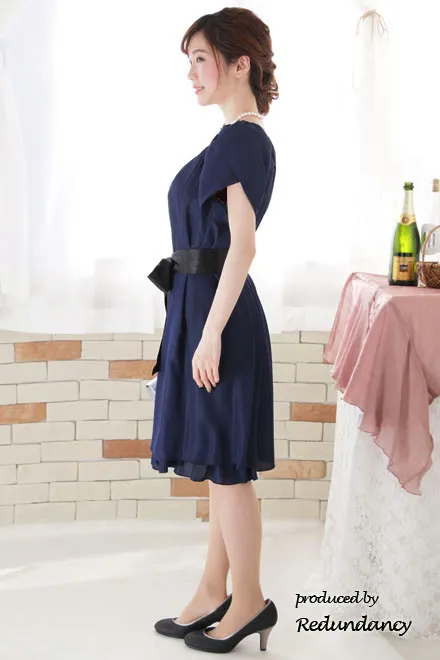 ネイビーのウエストリボン付きシマープリーツドレス