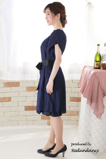 ネイビーのウエストリボン付きシマープリーツドレス