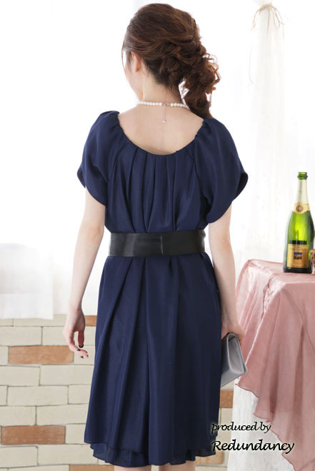 ネイビーのウエストリボン付きシマープリーツドレス