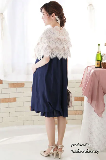 ネイビーのウエストリボン付きシマープリーツドレス