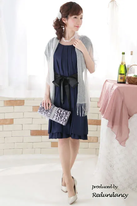 ネイビーのウエストリボン付きシマープリーツドレス