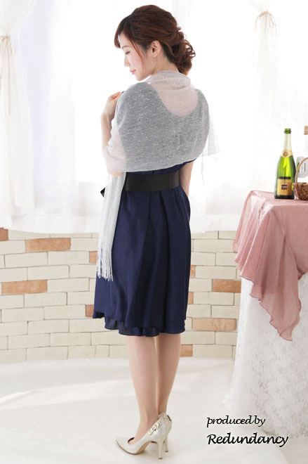 ネイビーのウエストリボン付きシマープリーツドレス