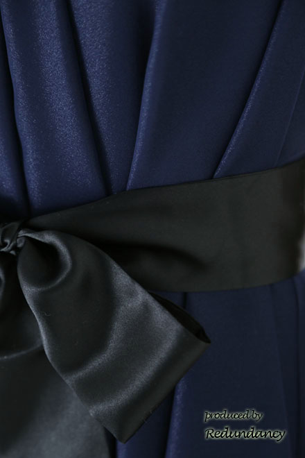 ネイビーのウエストリボン付きシマープリーツドレス