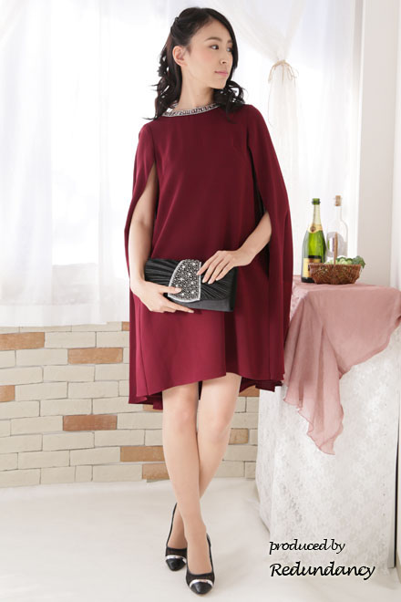 ワインレッドのマント風ビジューネックドレス