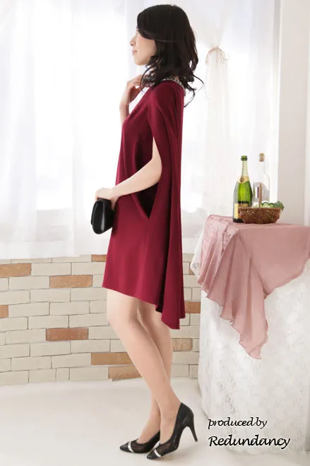 ワインレッドのマント風ビジューネックドレス