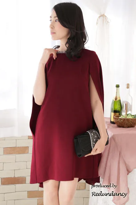 ワインレッドのマント風ビジューネックドレス