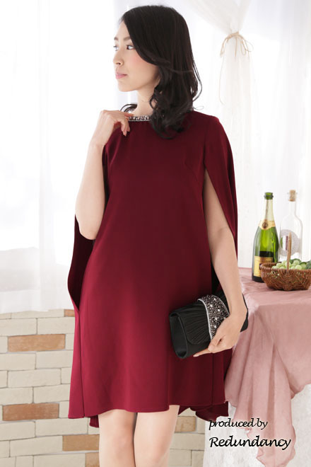 ワインレッドのマント風ビジューネックドレス