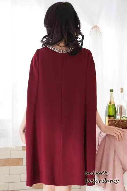 ワインレッドのマント風ビジューネックドレス