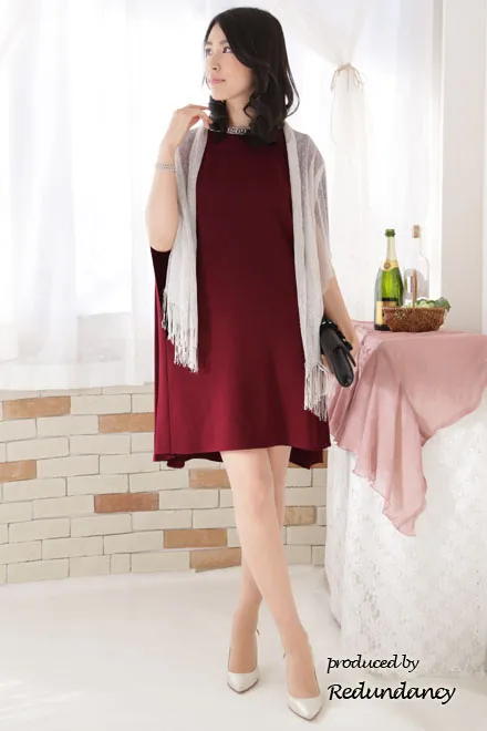 ワインレッドのマント風ビジューネックドレス