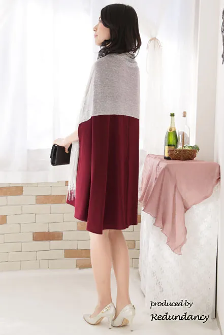 ワインレッドのマント風ビジューネックドレス