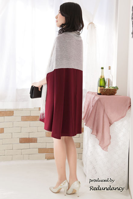 ワインレッドのマント風ビジューネックドレス