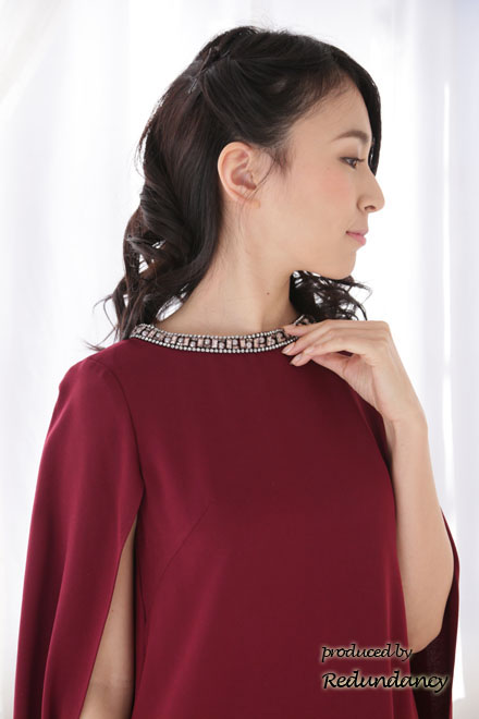 ワインレッドのマント風ビジューネックドレス