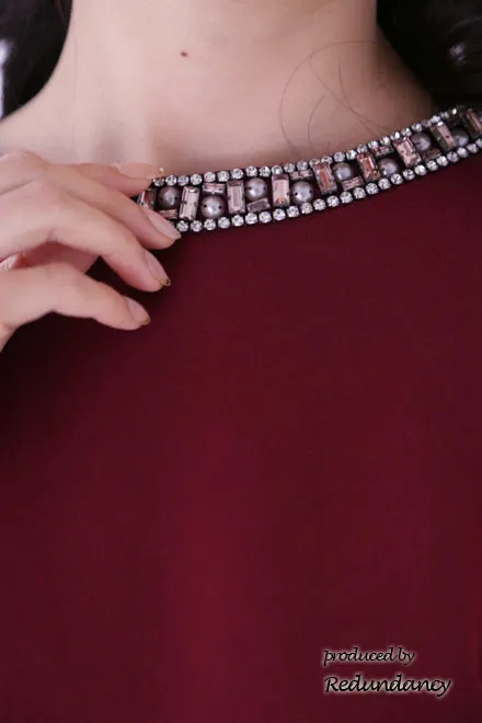 ワインレッドのマント風ビジューネックドレス