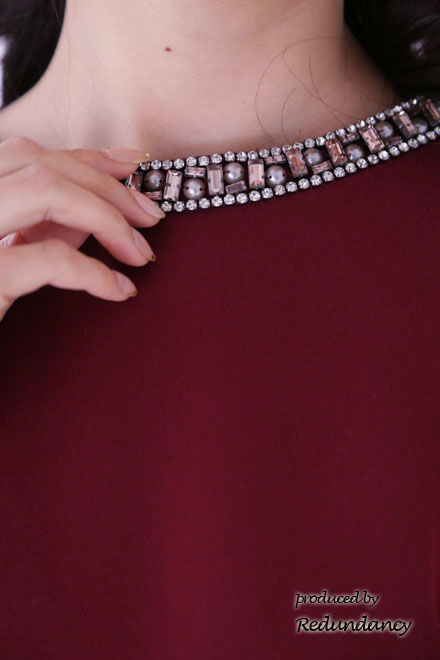 ワインレッドのマント風ビジューネックドレス