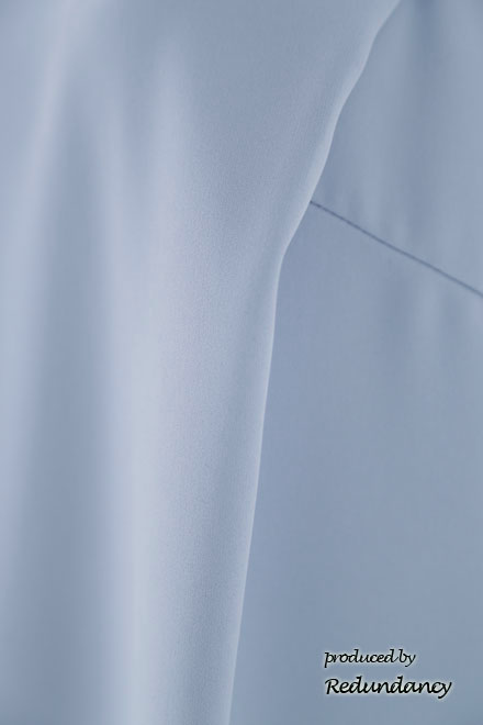 ライトブルーのノースリーブタックドレス