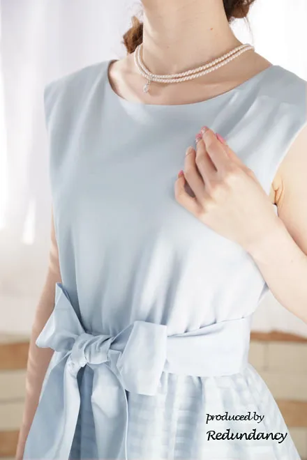 ブルーのシアーボーダー切替ノースリーブドレス