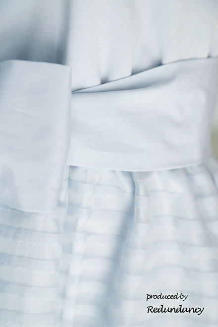 ブルーのシアーボーダー切替ノースリーブドレス