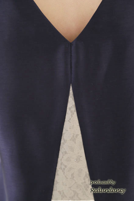 ネイビー×ホワイトのバックレース切替ドレス