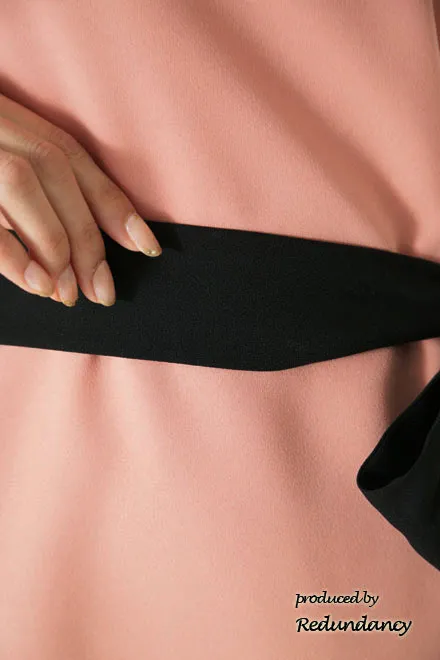 サーモンピンク×ブラックのスリット切替ドレス