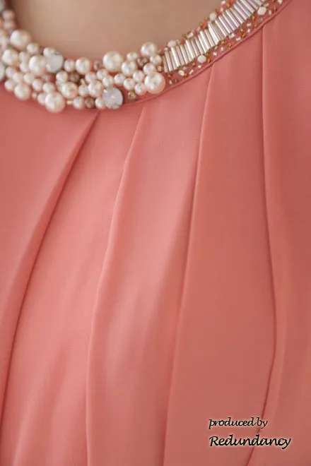 ピンクのパールビジュー付きウエストリボンドレス