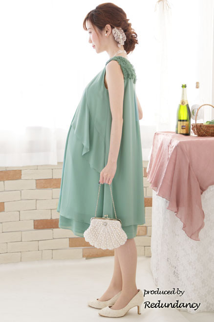ライトグリーンのショルダーフラワーモチーフドレス