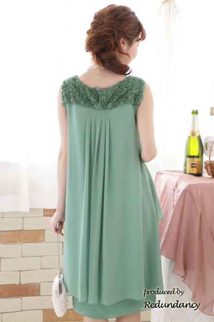 ライトグリーンのショルダーフラワーモチーフドレス