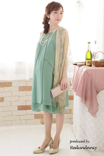 ライトグリーンのショルダーフラワーモチーフドレス