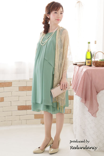 ライトグリーンのショルダーフラワーモチーフドレス