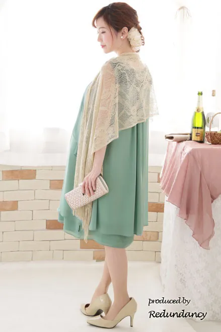 ライトグリーンのショルダーフラワーモチーフドレス