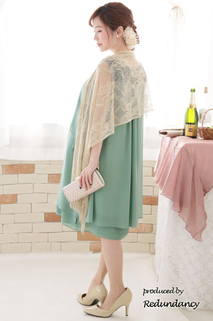 ライトグリーンのショルダーフラワーモチーフドレス