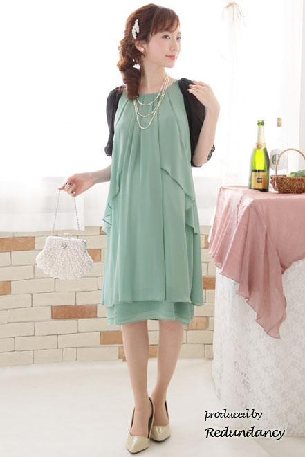 ライトグリーンのショルダーフラワーモチーフドレス