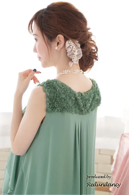 ライトグリーンのショルダーフラワーモチーフドレス