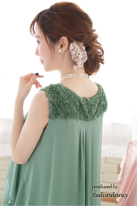 ライトグリーンのショルダーフラワーモチーフドレス