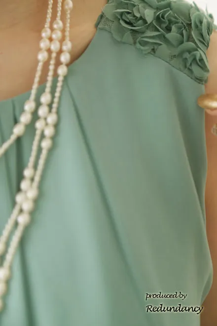 ライトグリーンのショルダーフラワーモチーフドレス