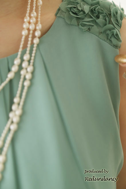 ライトグリーンのショルダーフラワーモチーフドレス