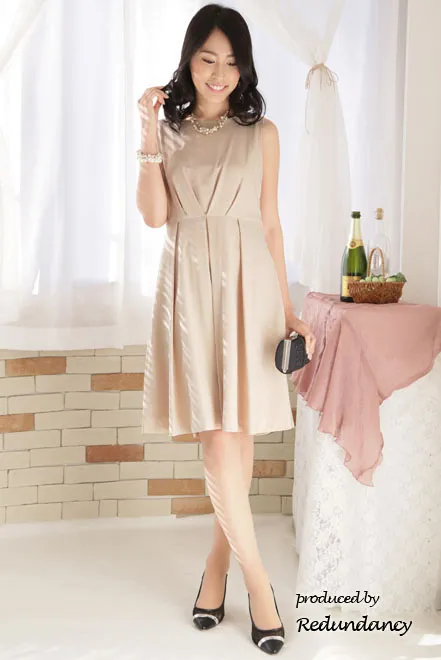 ベージュの変形リボンバックレースドレス