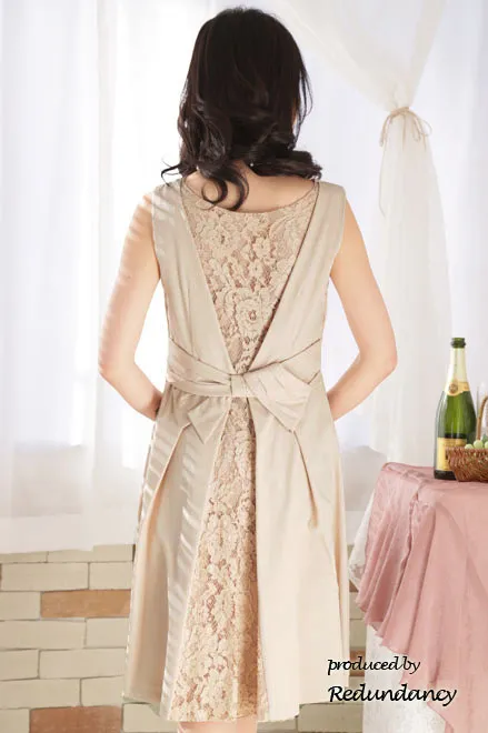 ベージュの変形リボンバックレースドレス