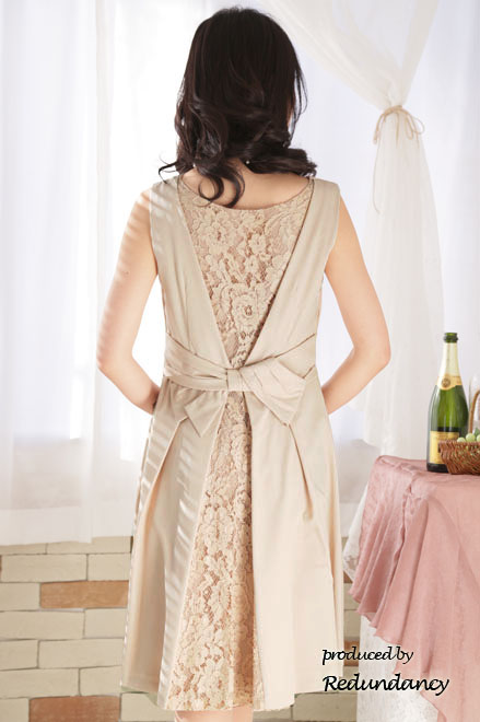 ベージュの変形リボンバックレースドレス
