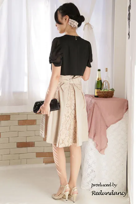 ベージュの変形リボンバックレースドレス