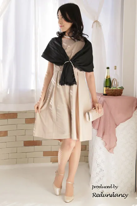 ベージュの変形リボンバックレースドレス
