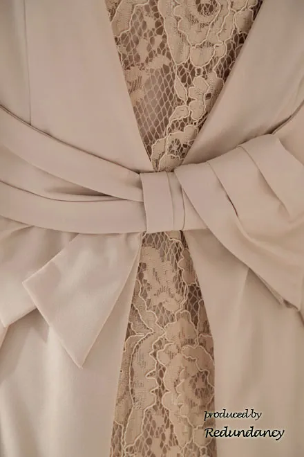 ベージュの変形リボンバックレースドレス