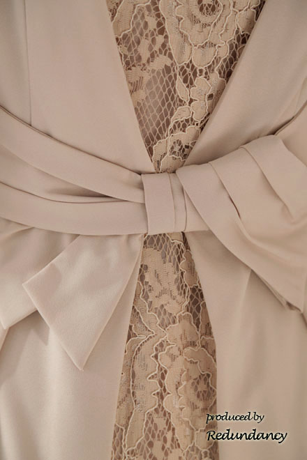 ベージュの変形リボンバックレースドレス