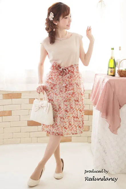 ピンクベージュ×オレンジのフラワープリントドレス