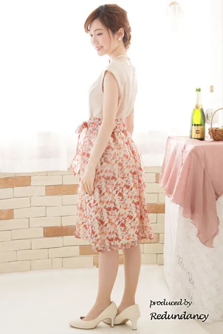 ピンクベージュ×オレンジのフラワープリントドレス