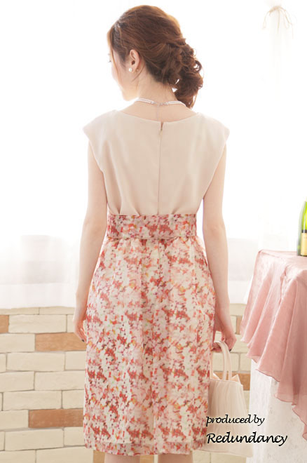 ピンクベージュ×オレンジのフラワープリントドレス