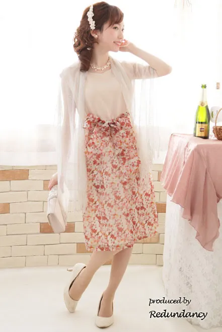 ピンクベージュ×オレンジのフラワープリントドレス